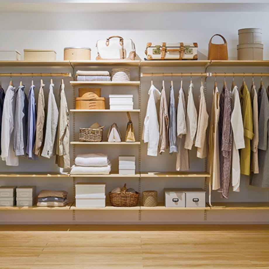 壁一面の大容量収納クローゼット