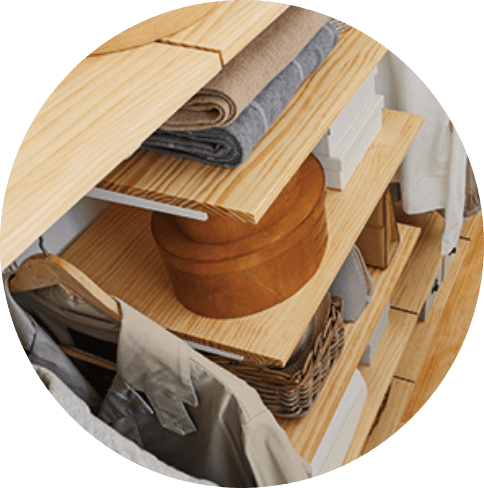 家族それぞれ専用の収納スペースを棚でつくる