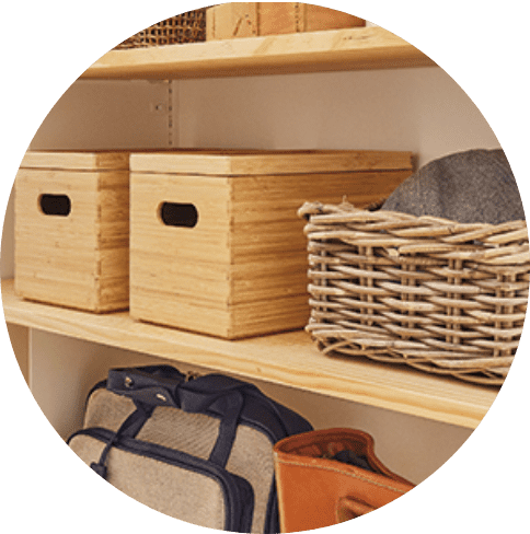 使うものは取り出しやすいカゴへ使わないものはフタ付きの箱へ