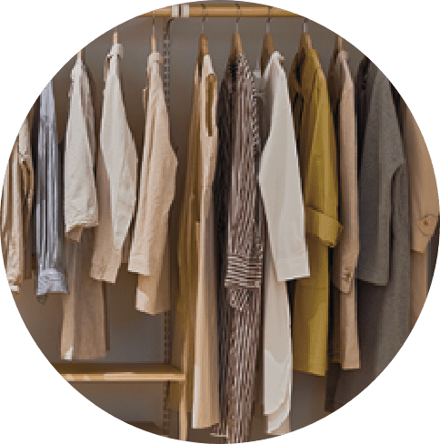 棚の位置を自由に変えて長さの異なる衣類もすっきり収納