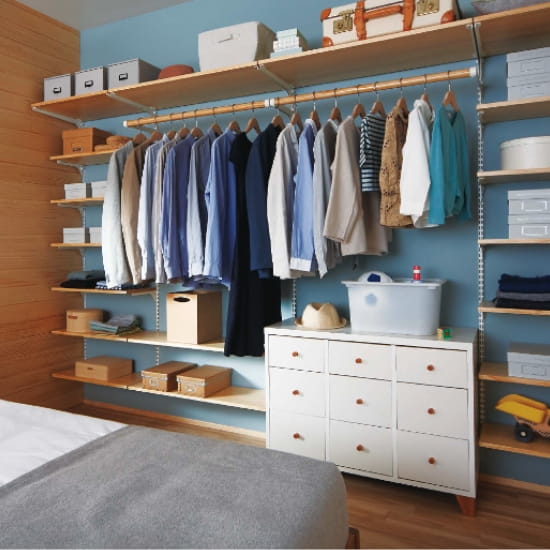 オープンなクローゼットの寝室