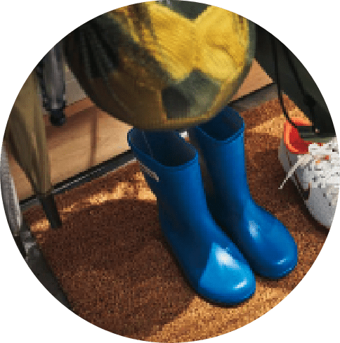 花粉や雨の雫が気になる傘やコートは玄関に。