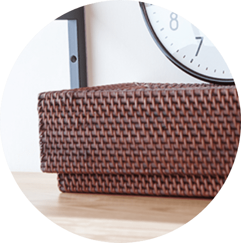 小物はカゴでまとめてスッキリ収納