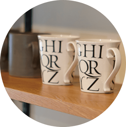 よく使う食器は取り出しやすい壁付き棚に