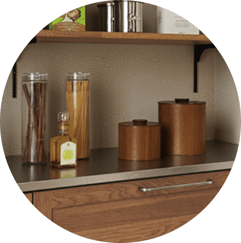 大ぶりなキッチン用品が入る大容量の棚は便利