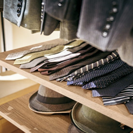 シャツ・ジャケットを掛ける下に棚を設ける