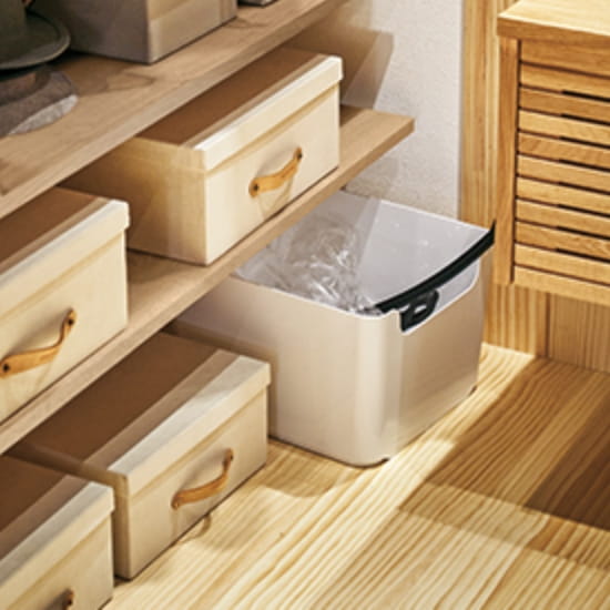 棚下のスペースにはゴミ箱を設置