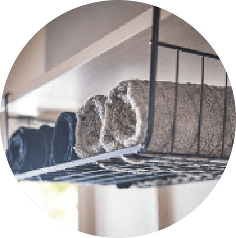 引っ掛けるタイプのラックを使って「吊るす」収納