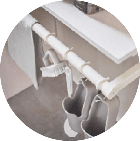 いつもは床に置くものを吊るすとスッキリおしゃれに