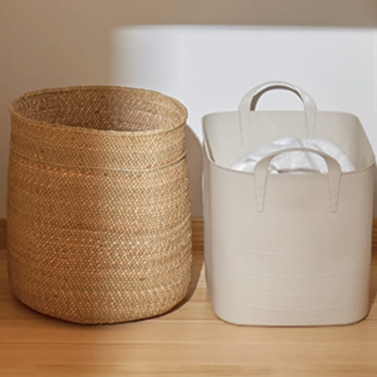 収納棚の下の空いたスペースには洗濯カゴ